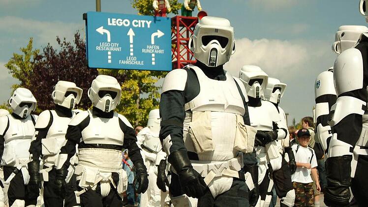 Kostümparade der Stormtrooper im Legoland. Foto: Legoland Deutschland