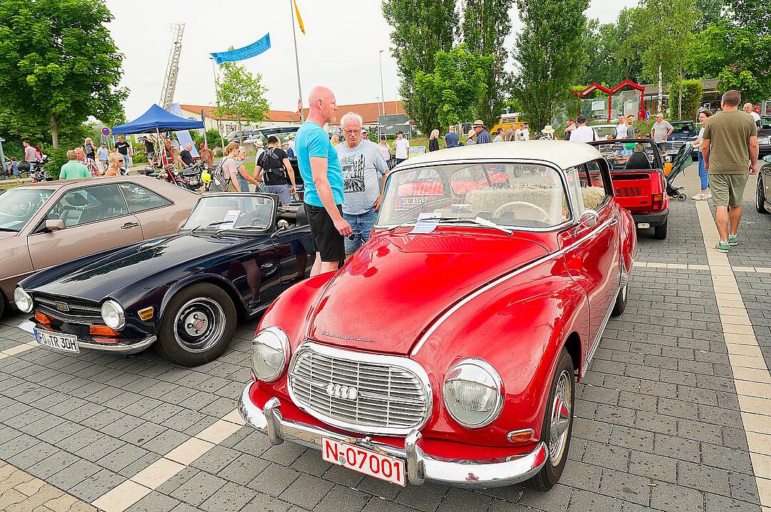 Autos, Motorräder, Mopeds und Traktoren gab es zu bewundern.