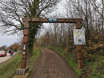 Eingang zum Preußensteig bei der Burg Lichtenberg.