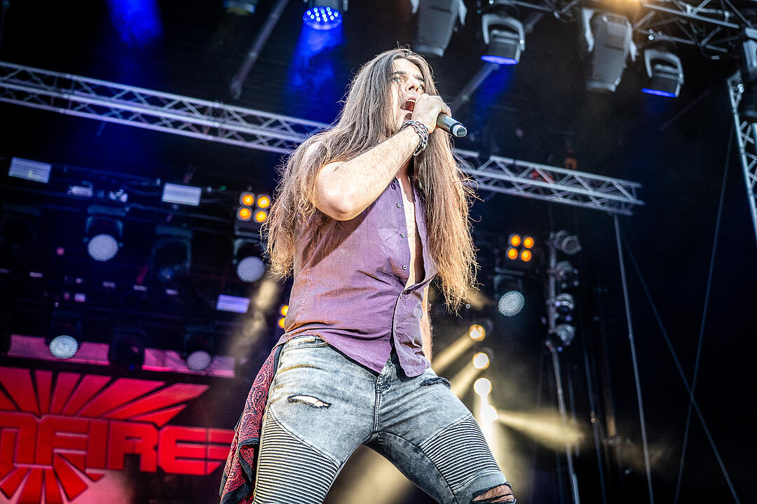 An die 2000 Besucher feierten die Rockmusik!