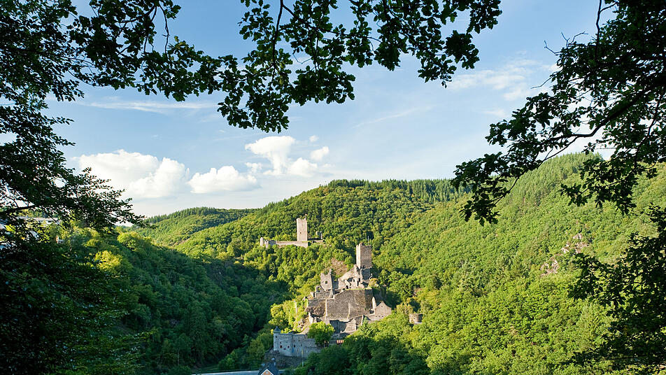 Idyllisch im Liesertal bei Manderscheid liegen die Ober- und die Niederburg.