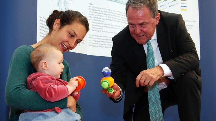 Wissenschaftsminister Wolfgang Heubisch unterhielt sich mit NEPS-Mitarbeiterin Kerstin Hoenig und deren Tochter Ida Marlen.