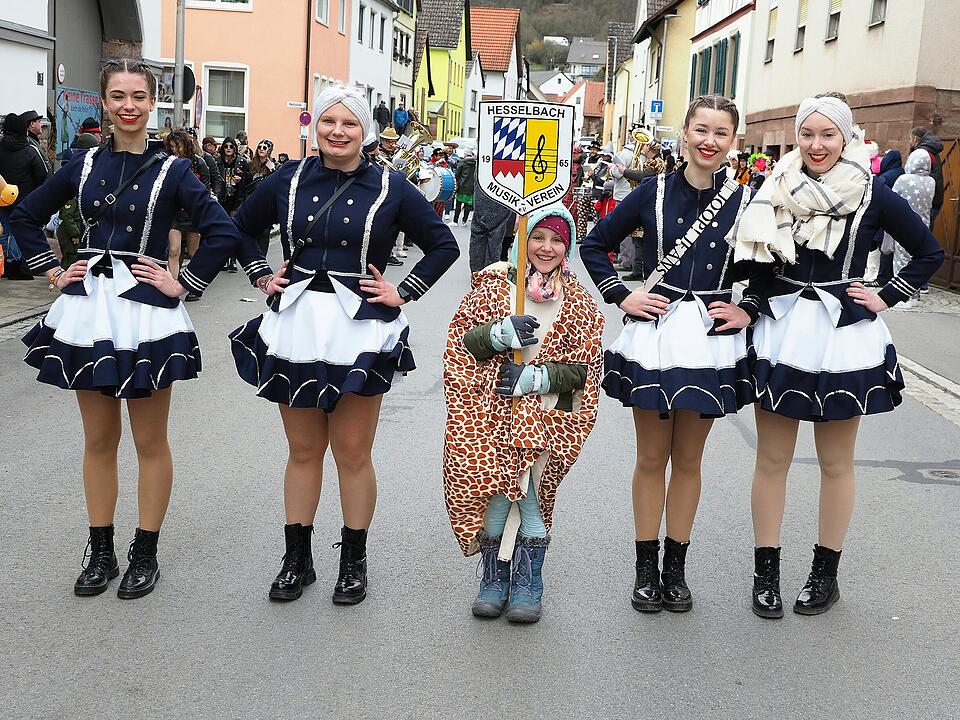 Mit vielen Fuß- und Musikgruppen