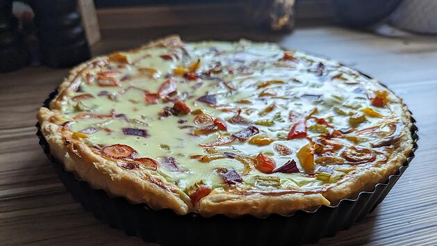 Goldgelb gebacken und innen fluffig lecker ist die vegetarische Blätterteig-Quiche.