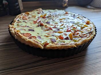 Goldgelb gebacken und innen fluffig lecker ist die vegetarische Blätterteig-Quiche.