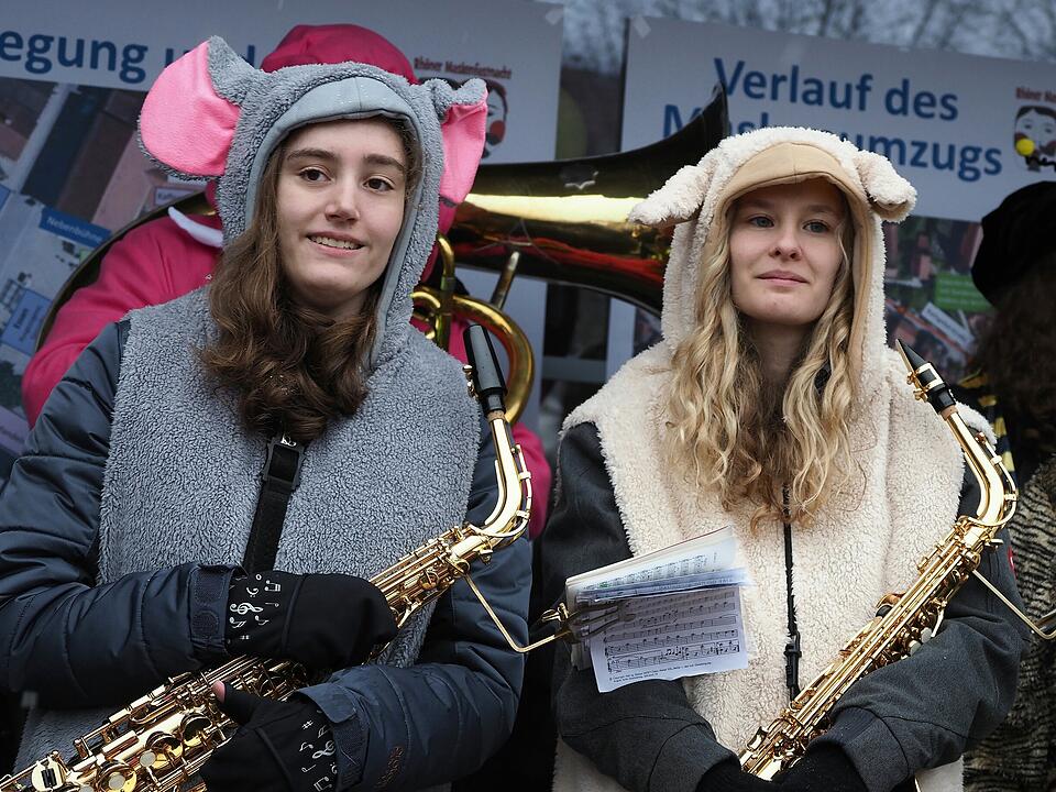 Tausende Besucher beim traditionellen Maskenumzug