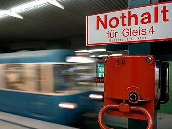 Am Donnerstagabend geriet ein 18-Jähriger zwischen zwei Wagen einer Straßenbahn und wurde überrollt. Symbolbild: Daniel Karmann