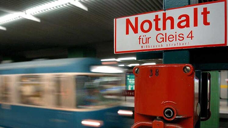 Am Donnerstagabend geriet ein 18-Jähriger zwischen zwei Wagen einer Straßenbahn und wurde überrollt. Symbolbild: Daniel Karmann