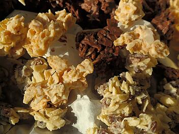 Schoko-Crossies mit heller und dunkler Schokolade
