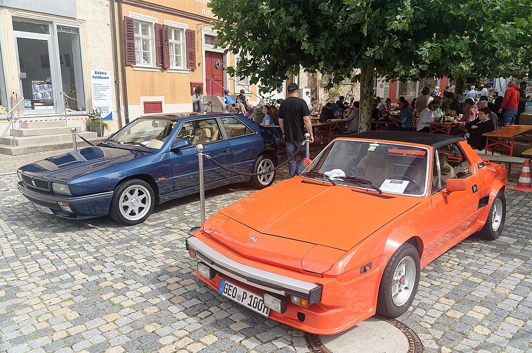 Historische Automobile und Motorräder
