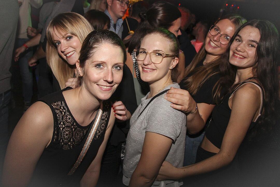 Volles Haus, erwachsene Partypeople und eine ausgelassene Feier!