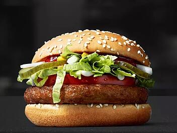 In Schnellrestaurants der Kette McDonald's gibt es bald auch einen veganen Burger. Wird der McVegan auch nach Deutschland kommen? Foto: McDonald's