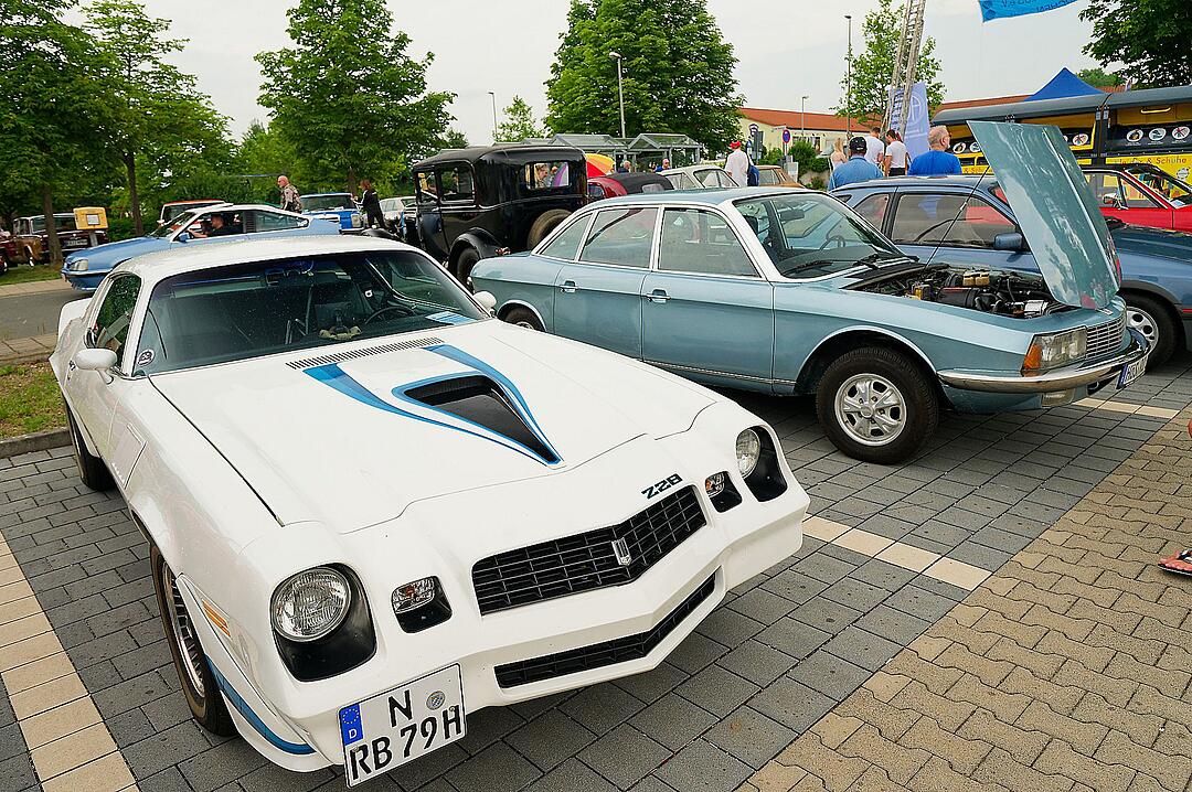 Autos, Motorräder, Mopeds und Traktoren gab es zu bewundern.