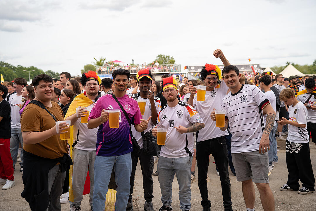 Fans schauen das EM-Viertelfinale zwischen Duetschland und Spanien in Nürnberg