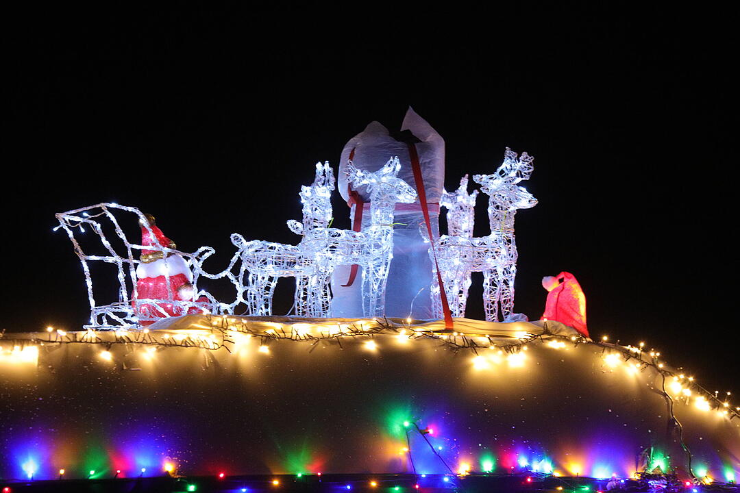 Weihnachtliche Lichterfahrt: Dutzende beleuchtete Traktoren fahren durch Ansbach