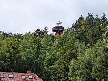 Auf dem Weg zu ihm ragt er schon hervor: der Teufelstisch.