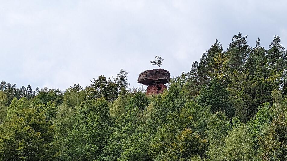 Auf dem Weg zu ihm ragt er schon hervor: der Teufelstisch.