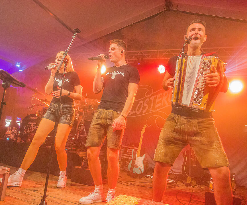 Musik im Festzelt gab es mit der Band "KLOSTERGOLD"
