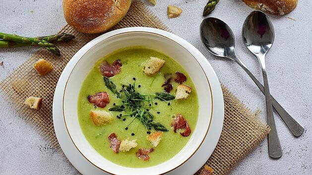 Grüner Spargel ist perfekt, um eine gesunde und leckere Suppe zu zaubern.