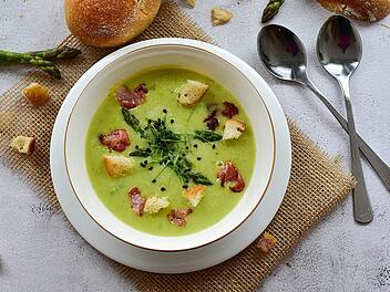 Grüner Spargel ist perfekt, um eine gesunde und leckere Suppe zu zaubern.
