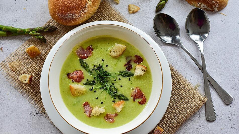Grüner Spargel ist perfekt, um eine gesunde und leckere Suppe zu zaubern.