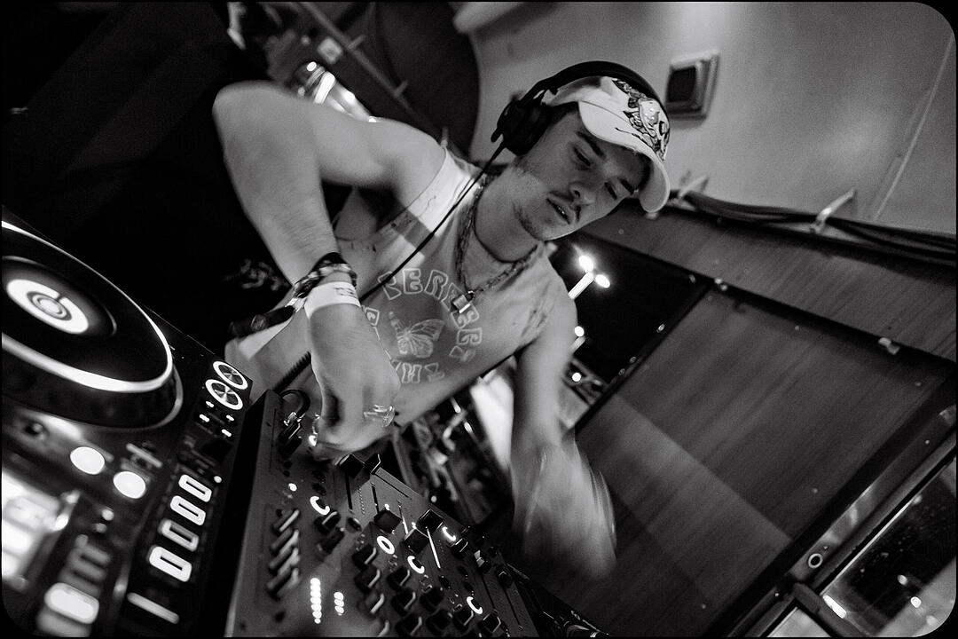 Hard Techno und Trance in drei verschiedenen Party-Waggons!