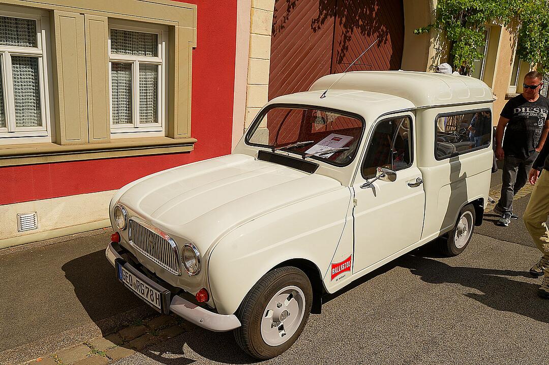 Historische Automobile und Motorräder