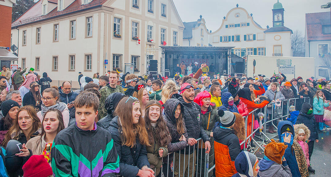 Tausende Narren und Närrinnen feierten auf der Straße