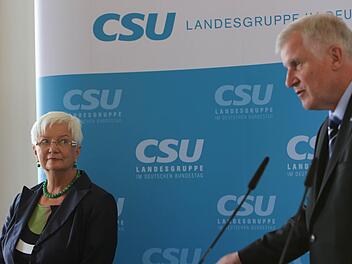 Der Vorsitzende Horst Seehofer hat das Sagen, die Landesgruppenvorsitzende Gerda Hasselfeldt hört aufmerksam zu.  Foto: Barbara Herbst