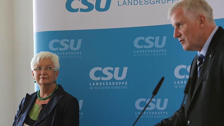 Der Vorsitzende Horst Seehofer hat das Sagen, die Landesgruppenvorsitzende Gerda Hasselfeldt hört aufmerksam zu.  Foto: Barbara Herbst