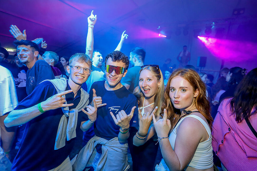 Partyzeltdorf mit 5 Areas!