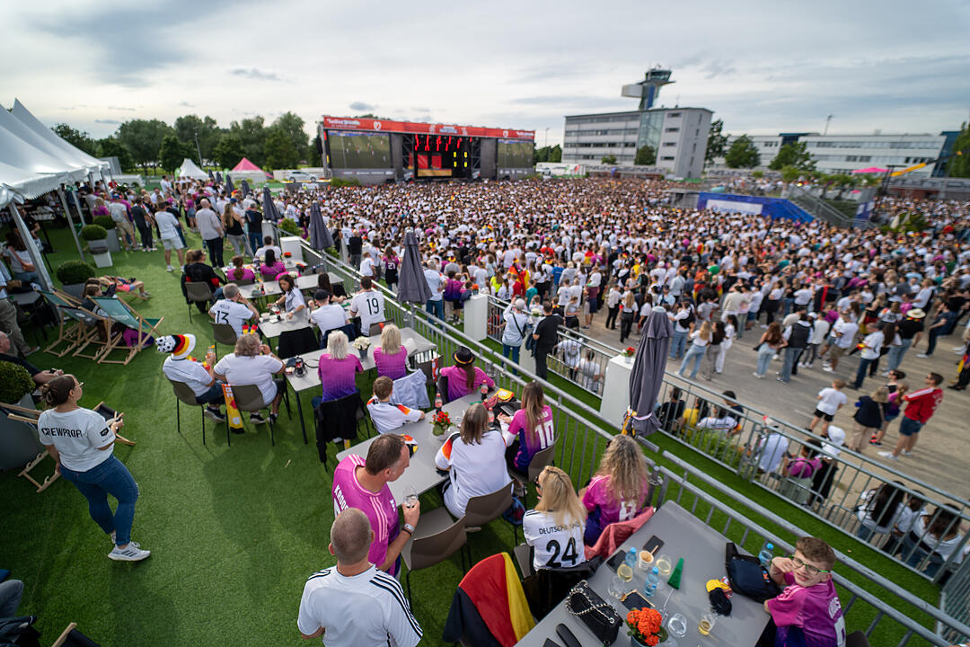 Fans schauen das EM-Viertelfinale zwischen Duetschland und Spanien in Nürnberg