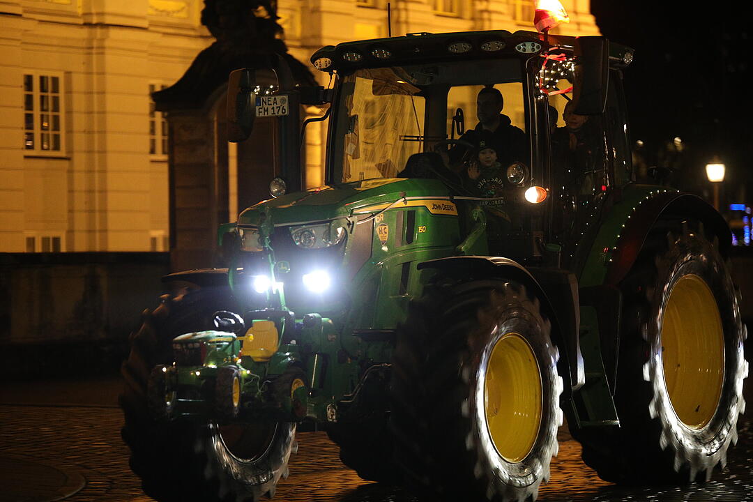 Weihnachtliche Lichterfahrt: Dutzende beleuchtete Traktoren fahren durch Ansbach