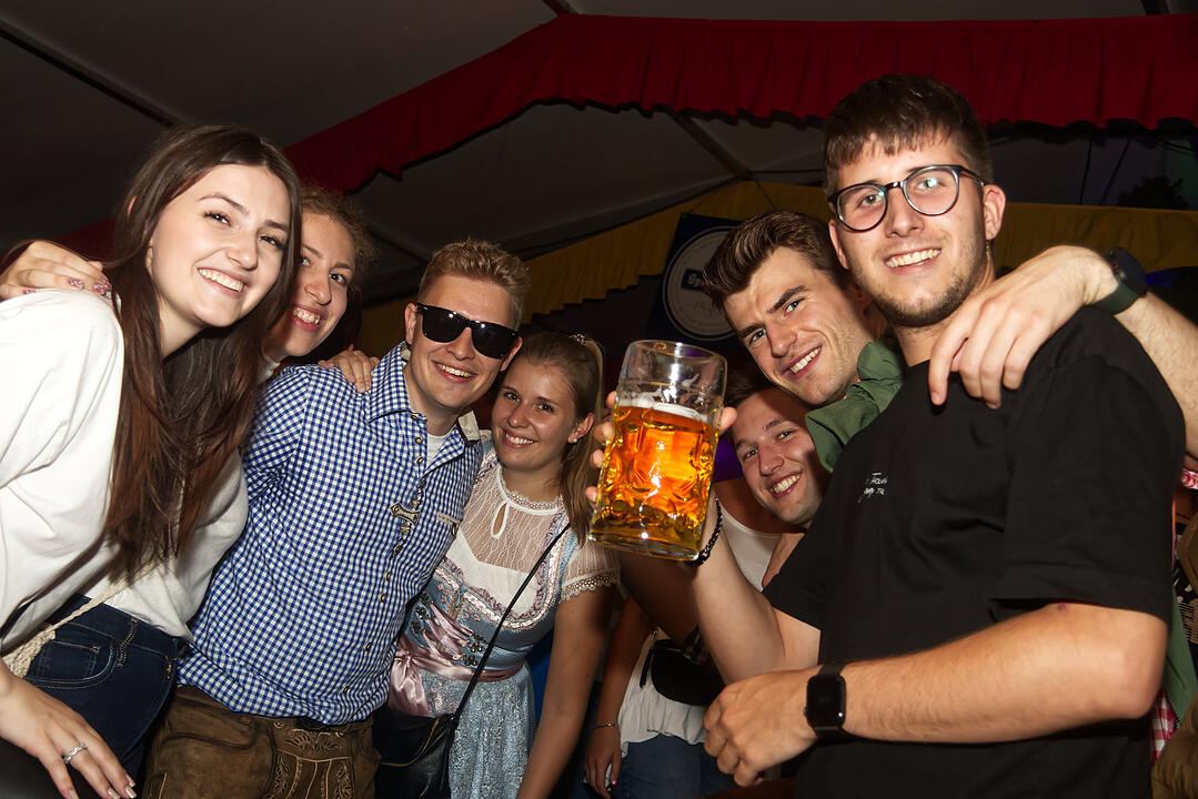 Die Partyband "Die Stodlrocker" spielten am Freitag zum Auftakt.