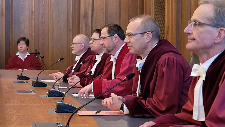 Richter des Bundesverwaltungsgerichtes betreten einen Saal zur Urteilsverkündung. Fahrverbote für Dieselfahrzeuge in besonders belasteten deutschen Städten können ein rechtlich zulässiges Mittel sein, um Luftreinhaltepläne einzuhalten. Foto: Sebastian Willnow/dpa