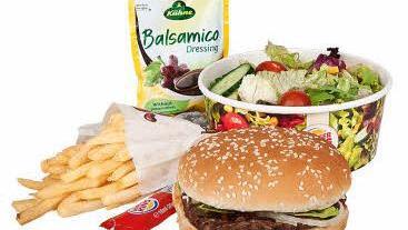 Burger King kommt bei einem Whopper-Menü plus Salat auf 8,98 Euro. Foto: Stiftung Warentest