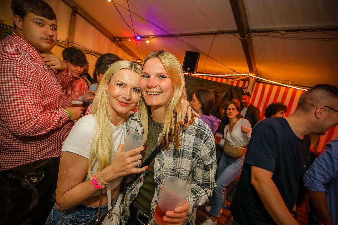 Samstagsparty im Festzelt!