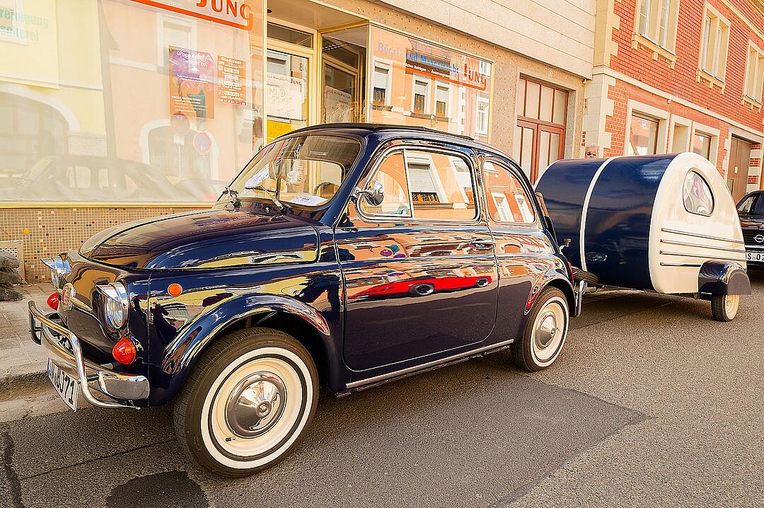 Historische Automobile und Motorräder