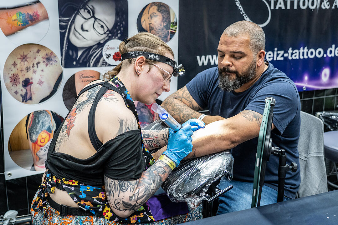Mit vielen Top Tattookünstlern und Händlern.
