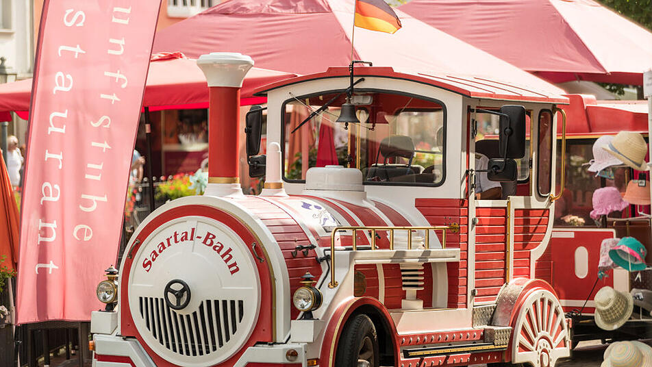 Entspannt mit der Saartalbahn durch Saarburgs Altstadt fahren.