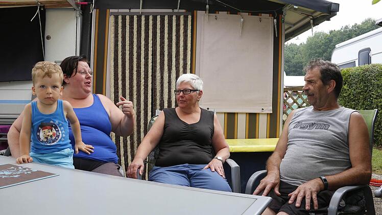 Dominique Pielhofer - mit Sohn Moritz - und Ernst Fischer genießen jede freie Minute auf dem idyllischen Campingplatz. Pielhofers Mutter Irene Schöberle kommt regelmäßig aus Ulm zu Besuch nach Heppstädt. Foto: Matthias Hoch