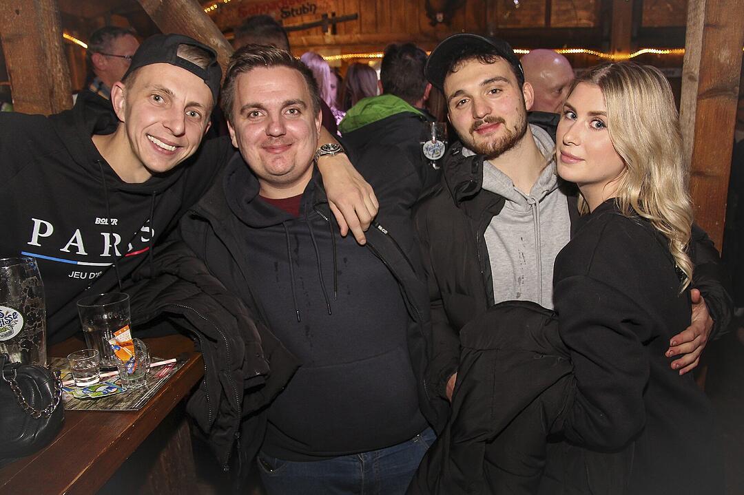 Beste Partystimmung bei voller Hütte.