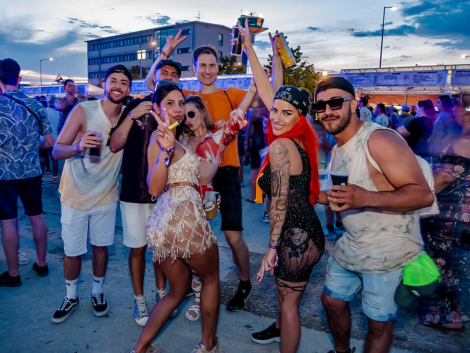 Mit internationalen und nationalen Live-Acts!