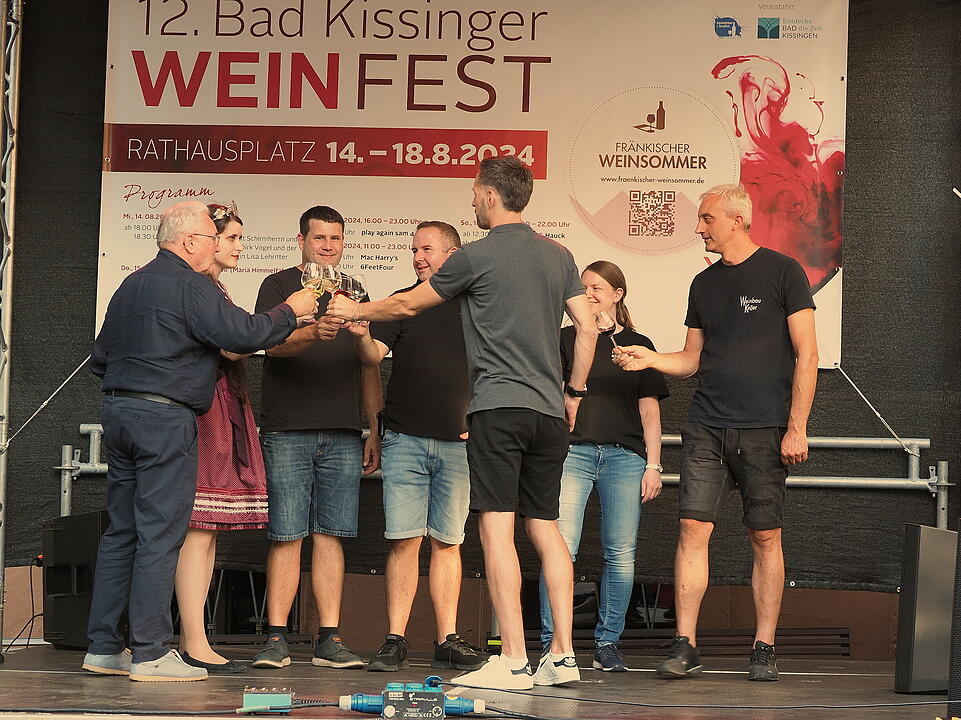 Das Weinfest zieht tausende Besucher an.
