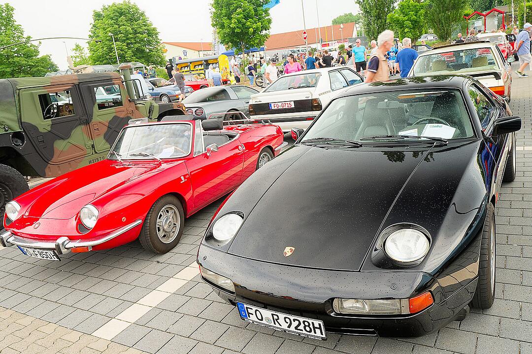 Autos, Motorräder, Mopeds und Traktoren gab es zu bewundern.