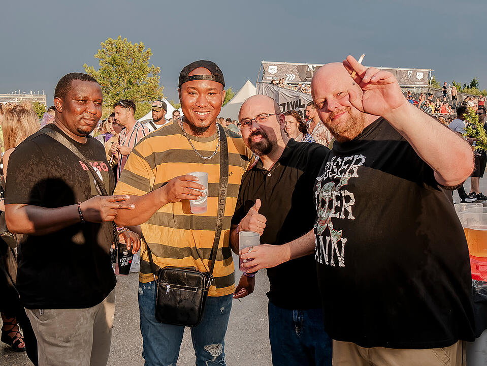 Mit internationalen und nationalen Live-Acts!