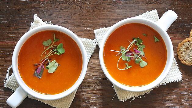 Paprikacremesuppe schmeckt himmlisch und wärmt von innen.