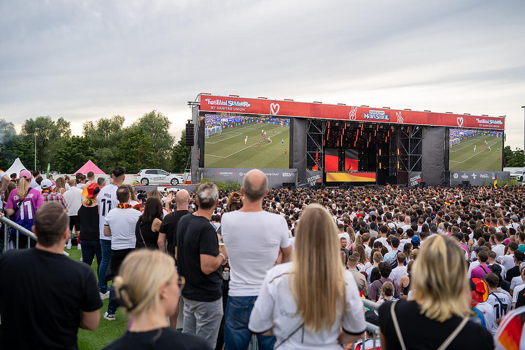 Fans schauen das EM-Viertelfinale zwischen Duetschland und Spanien in Nürnberg