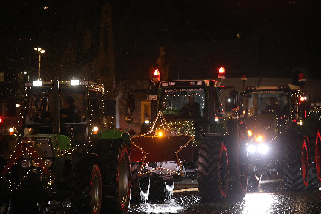 Weihnachtliche Lichterfahrt: Dutzende beleuchtete Traktoren fahren durch Ansbach