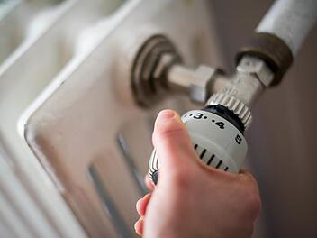 Das Thermostat an der Heizung richtig einzustellen hilft schon beim Energie- und Geldsparen. Wenn die Heizung veraltet und ineffektiv ist, kann eine neue Anlage angezeigt sein.